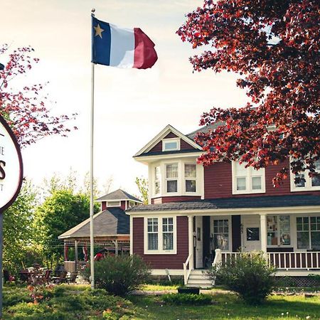 Complexe d'hébergement la Maison touristique Dugas Caraquet Exterior foto