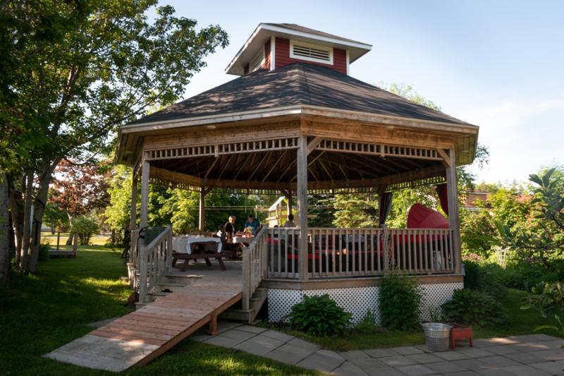 Complexe d'hébergement la Maison touristique Dugas Caraquet Exterior foto