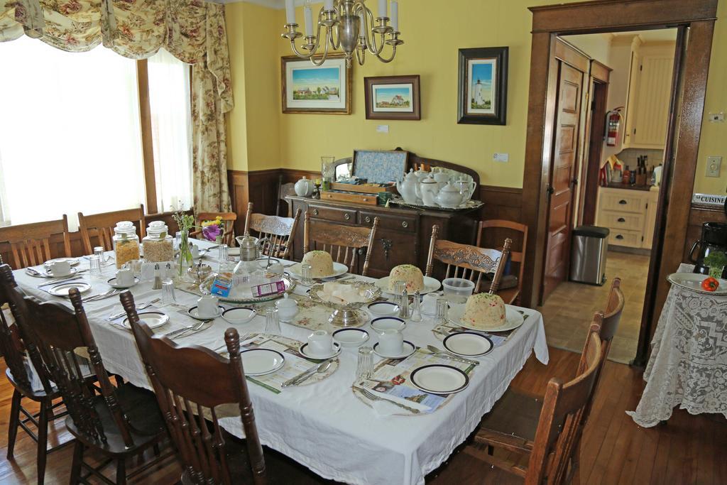 Complexe d'hébergement la Maison touristique Dugas Caraquet Exterior foto